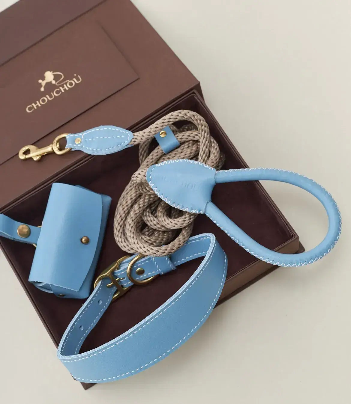 komplekt-u-nizhno-blakytnomu-kolori-z-nashyinykom-almond-66026750634306.webp